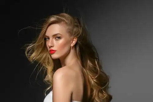 飘逸秀发美女图片