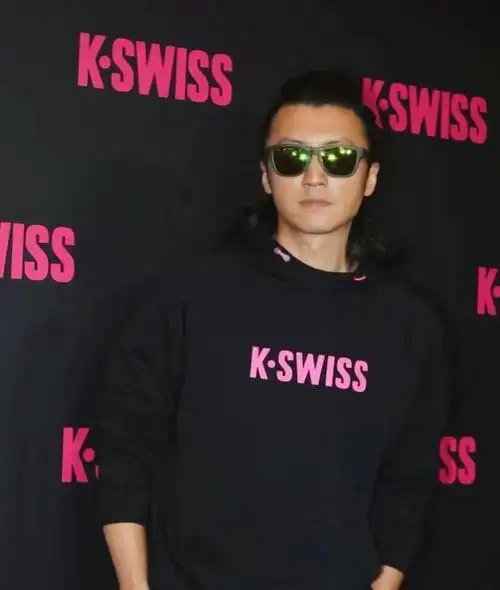 谢霆锋澳门活动造型酷炸墨镜脏辫帅出新高度