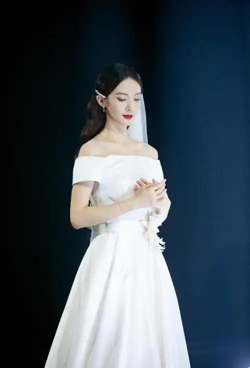 女星穿婚纱能有多美?迪丽热巴性感高级,毛晓彤美成复古画报女郎