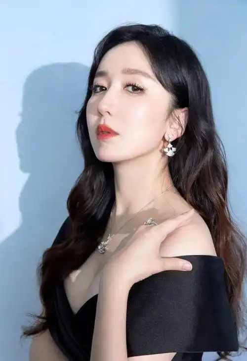 娄艺潇的脸也崩了面部肌肉下垂得厉害人不胖却穿得像130斤