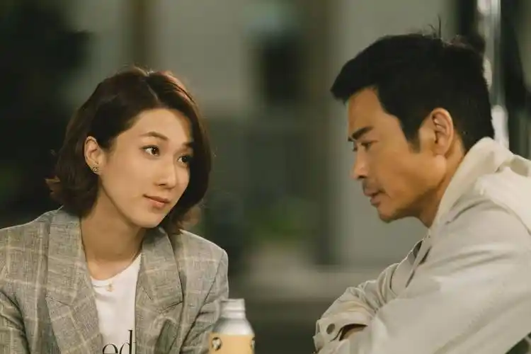 钟嘉欣在演艺人生和为母之路上学会欣赏和爱惜自己