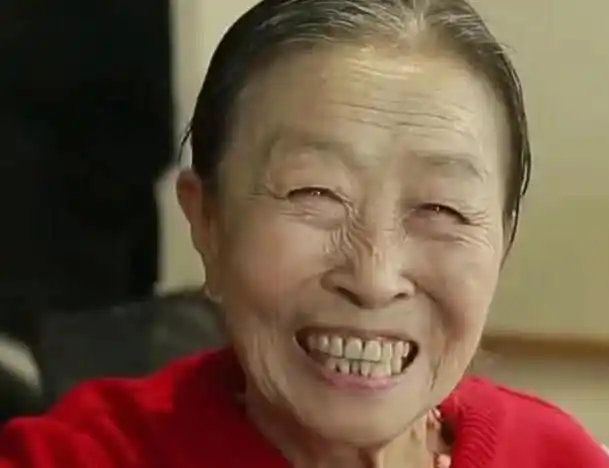 丑娘张少华再住院暴瘦到脱相仍强颜比划剪刀手晚年凄凉无人赡养