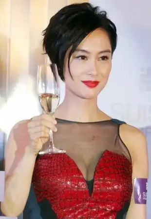 朱茵蛇皮裙深v秀乳沟 辣妈也美艳