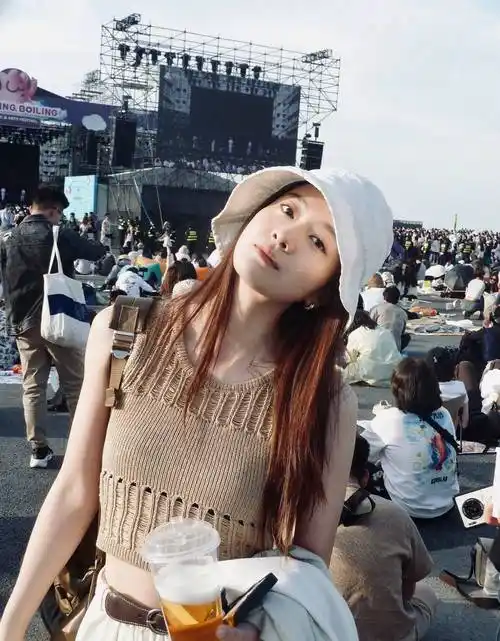 张雪迎音乐节新造型,卡其色背心展现甜美复古风情