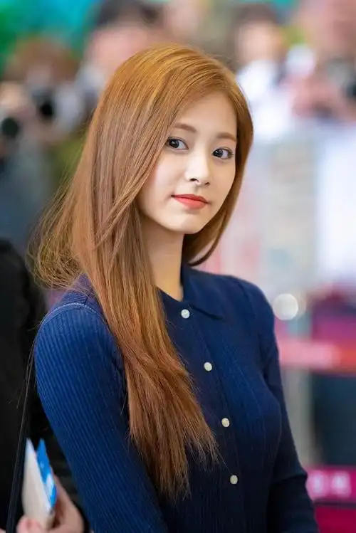 周子瑜现身机场,洋装超吸睛!多次入选最美面孔,排名仅次杨超越