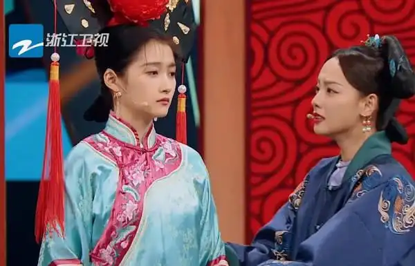 关晓彤和张嘉倪同台飙演技谁注意旁边华晨宇的反应心在滴血