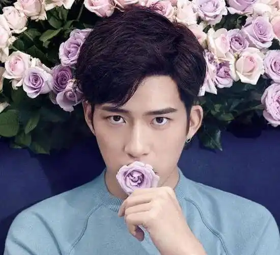 他出生28天被分手,靠奶奶拾荒养大,26岁成影帝后父母来相认_井柏然