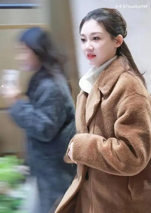 网友郑恺老婆苗苗颜值不输女明星