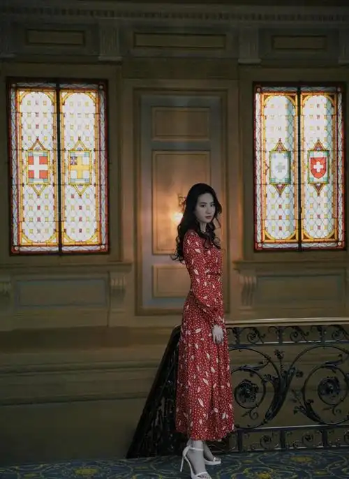 我被刘亦菲的尤物气质迷住了穿挂脖连衣裙又惊艳了红毯