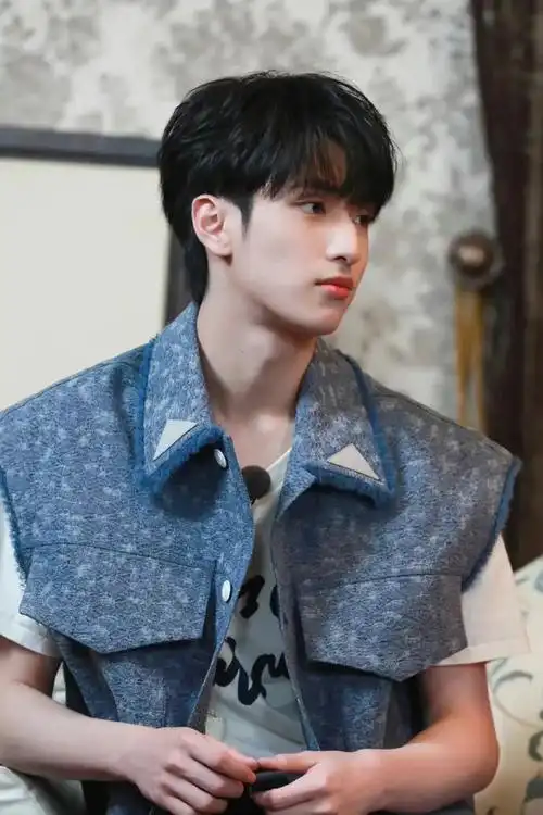 严浩翔蓝白造型随拍##严浩翔 yanstyle##一人一张明星氛围感神图