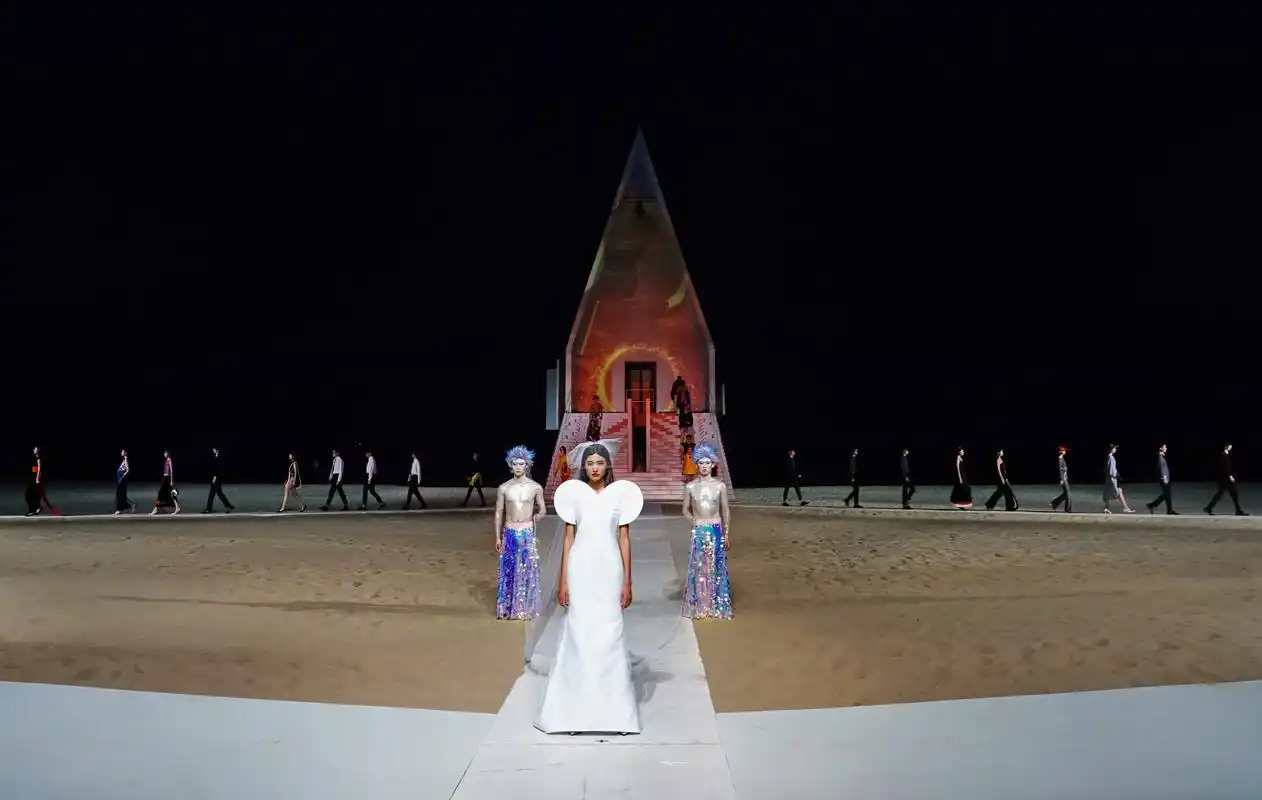 沙滩上的时装秀