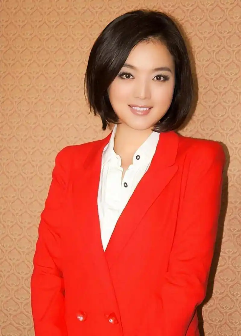 在经历了一段失败的婚姻之后,白雪选择了重新开始.