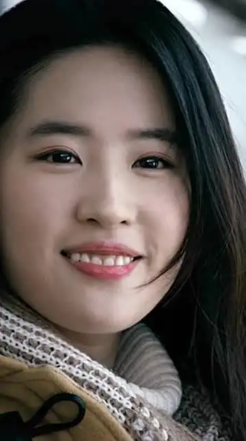 刘亦菲:都不觉得她笑起来露牙龈的缺点有一种单纯的美好的感觉吗!