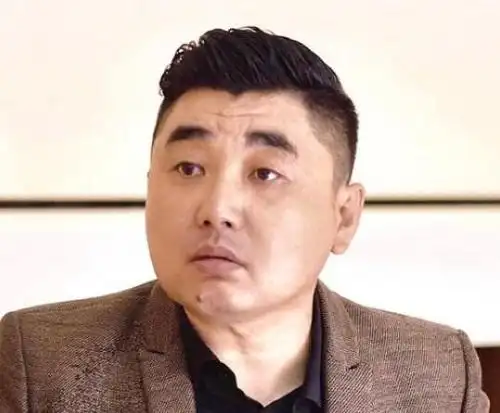 方总扮演者是周德华,毕业于北京电影学院,2001年因参演《天上的恋人》