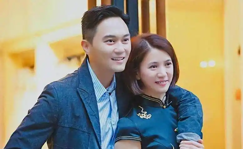 张智霖袁咏仪夫妇甜蜜出街,购物后驾跑车离去,恩爱如初