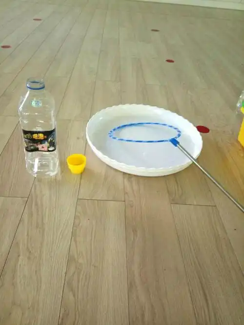 制作调配泡泡水,水和溶液配比形成我们所需的泡泡水