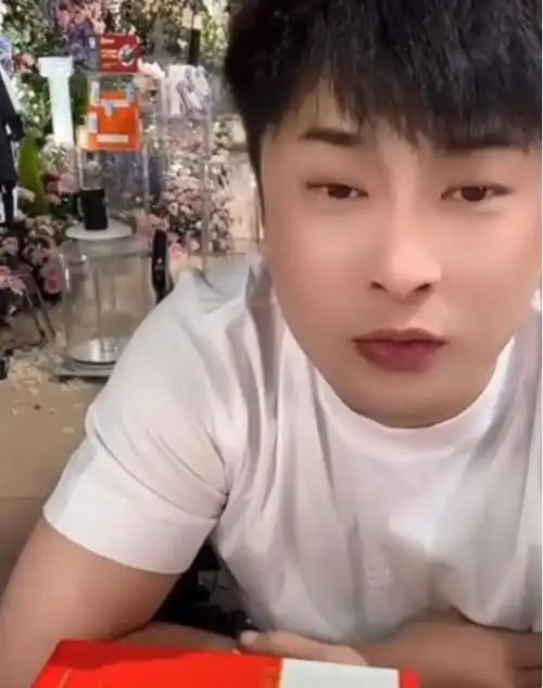 在直播互动中,辛巴亲自提及了预制菜的话题,他坦言自己的孩子也在食用