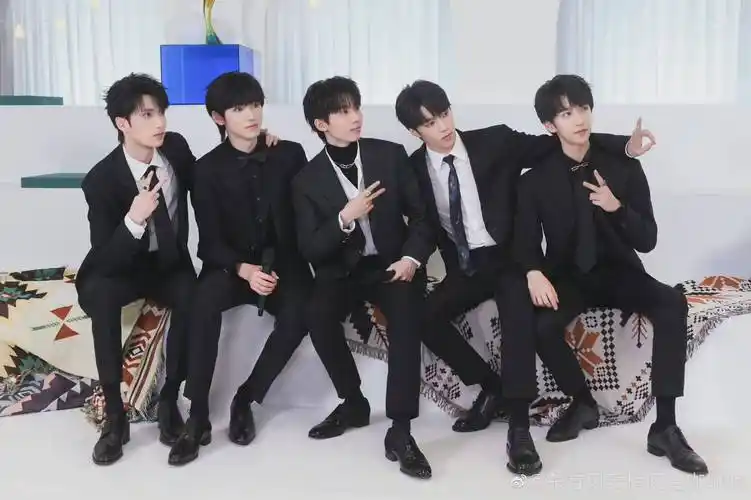 时代少年团最新采访剧照穿黑西装的帅气少年们期待明日上线