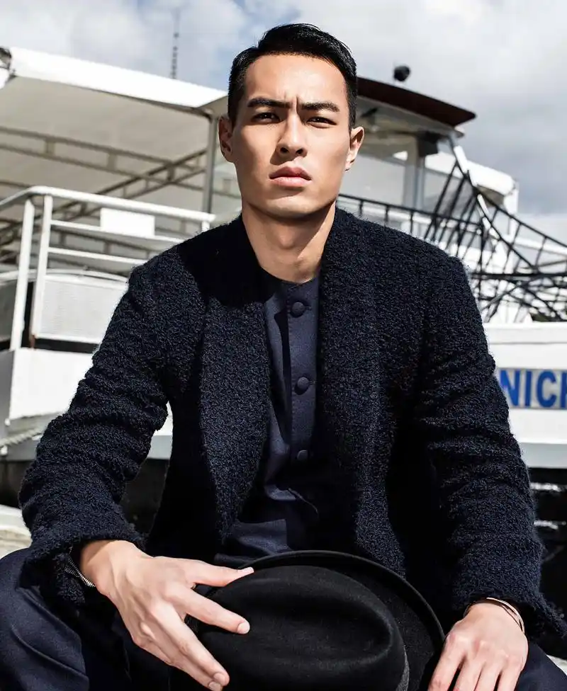 杨佑宁再登顶级男刊封面 型格绅士漫步巴黎街头