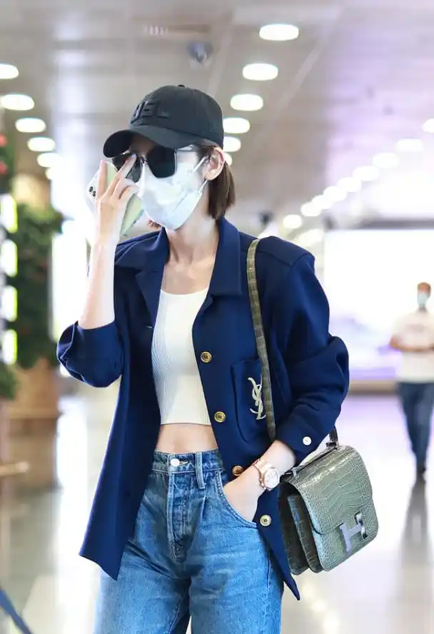 "唐艺昕"当妈后身材更好了,穿西装内搭露脐装走机场,简约时髦|唐艺昕