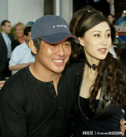 62岁利智近照曝光和丈夫李连杰一起去尼泊尔短发暴瘦到认不出