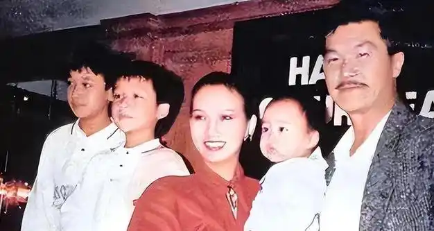 赵雅芝的3个儿子:长子47岁次子44岁,小儿子37岁,都是她的骄傲|婚姻