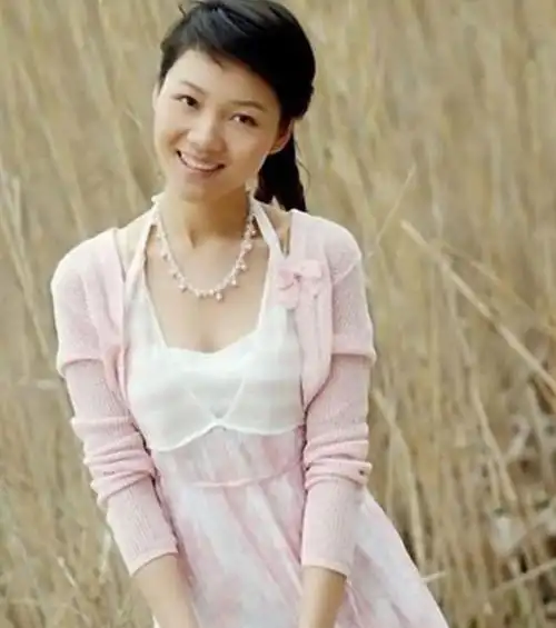 周群:曾是安徽卫视一姐,和郭德纲传绯闻,老公至今成谜