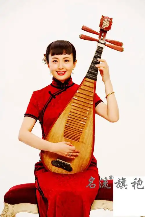 杨童舒中国红旗袍尽显古典东方美杨童舒新年写真曝光