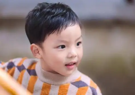 男童黑色偏分斜刘海短碎发发型,就非常适合头发多的两岁小男孩梳理哟