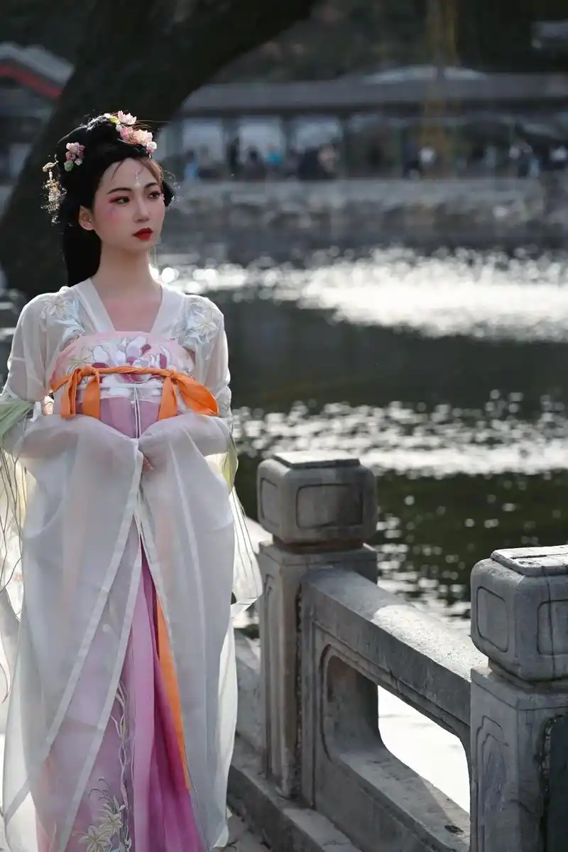 人与人的羁绊 从第一眼就注定了#分享照片 #国风 #汉服 # - 抖音