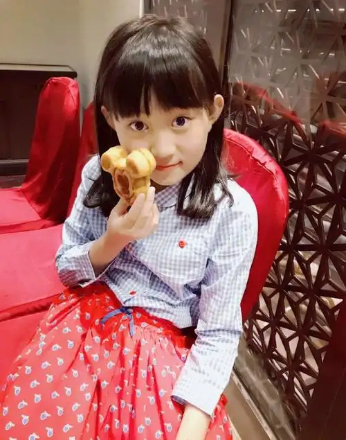 当年的小葡萄长大变更美了,只出演过四部电视剧,还有一部没播