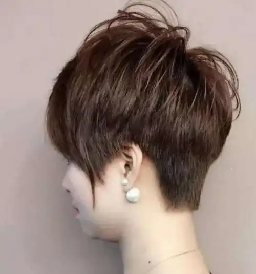 目前脖子短脸大的女生适合什么发型,什么发型可以显得脸小好看