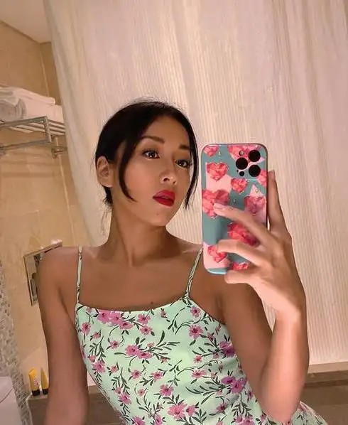 吉克隽逸穿吊带裙晒自拍,自黑肤色不避讳,化身另类性感女神!