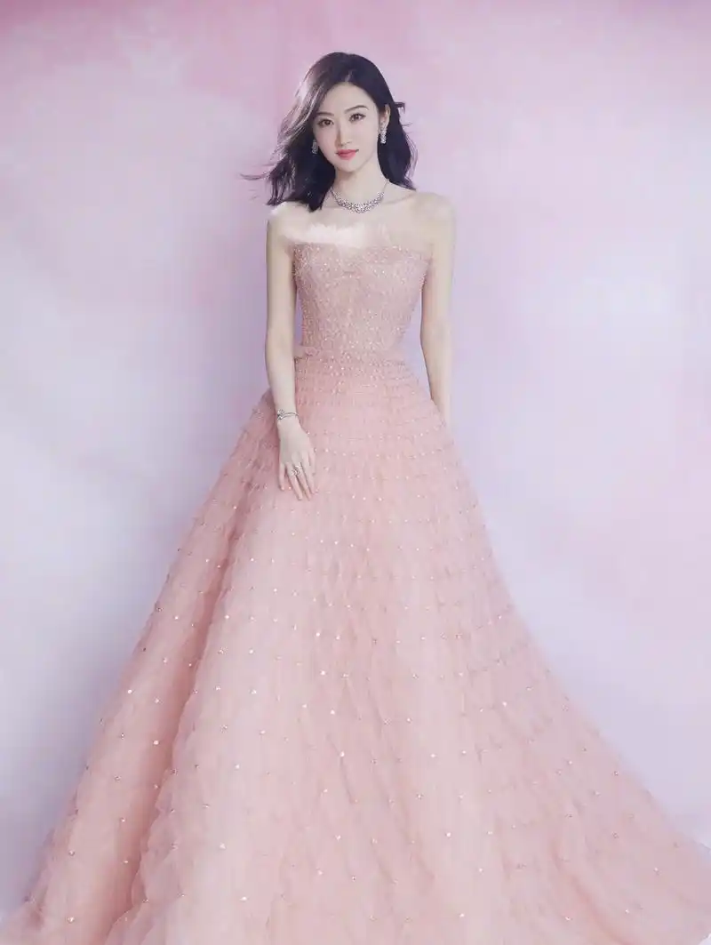 景甜粉红抹胸连衣裙性感写真