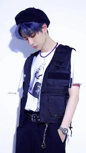 没有人能错过蓝发王老师 @uniq-王一博 【创造101】修图9p