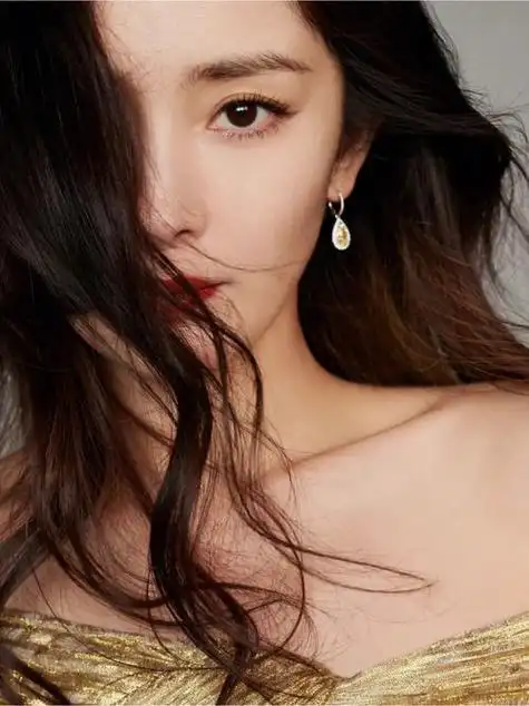 因为杨幂的鼻尖和下巴连成一条直线后,完全碰不到嘴巴,这样的脸就是