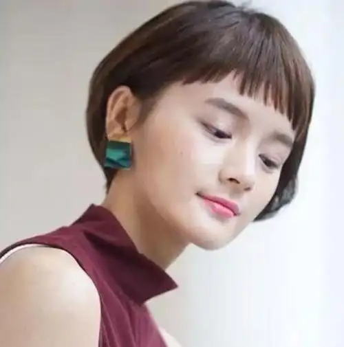 短碎发女图片大全(短碎发发型图片女圆脸)