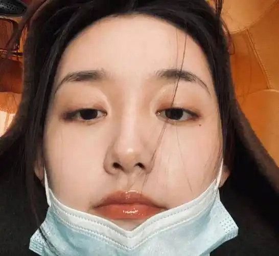 蒋依依近照,"直女角度"自拍暴露21岁真实状态,纯天然五官优越_镜头