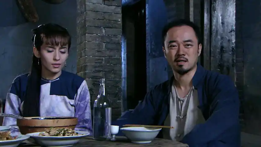 《围屋里的桃花》弟弟要画嫂子跳裸舞的画面,三人的关系很微妙