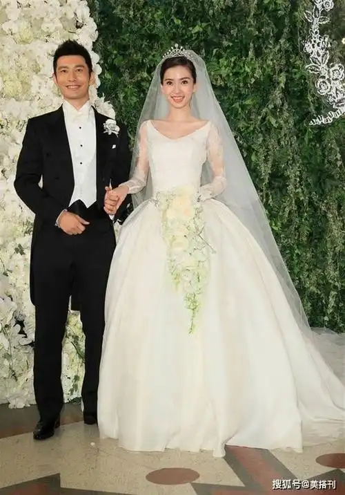 angelababy又穿婚纱了手捧鲜花娇俏可人和蔡徐坤意外很有cp感