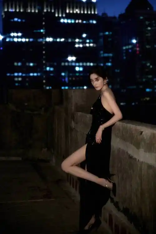 杨幂黑色吊带连衣裙性感大长腿写真_考验_露背装_身材