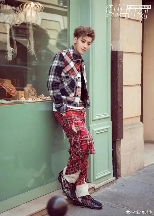 分享一组黄子韬巴黎街头大片 请接收长腿男模的美颜暴击