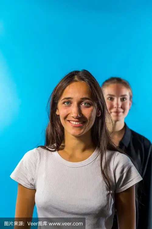 前景中的印度女孩的肖像,背景中的白人女孩