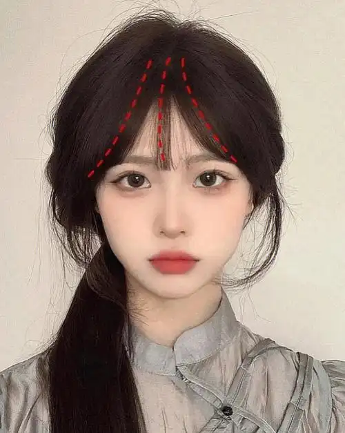 发际线高的姐妹适合用刘海来修饰脸型,视觉上达到头包脸的效果