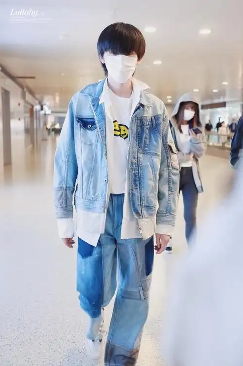 宋亚轩抵达上海将出席dior活动 清新牛仔look现身机场困得懵懵哒