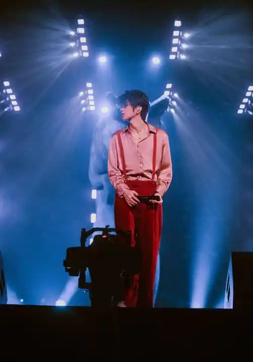 蔡徐坤再穿背带裤唱跳,处境却大不相同,迷倒大片ikun_舞台_梦想_演唱