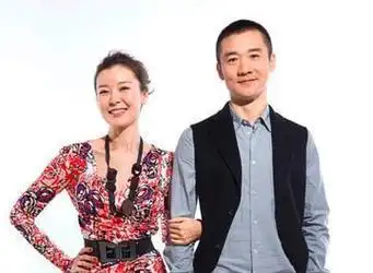 黄志忠跟柯蓝确定好关系之后,他立马就跟原配妻子离了婚,然后就跟柯蓝