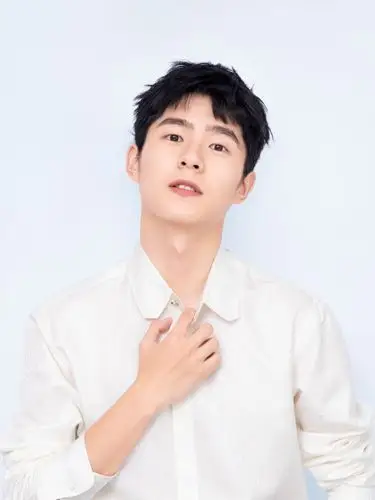 刘昊然22岁生日写真 白衬衫男孩