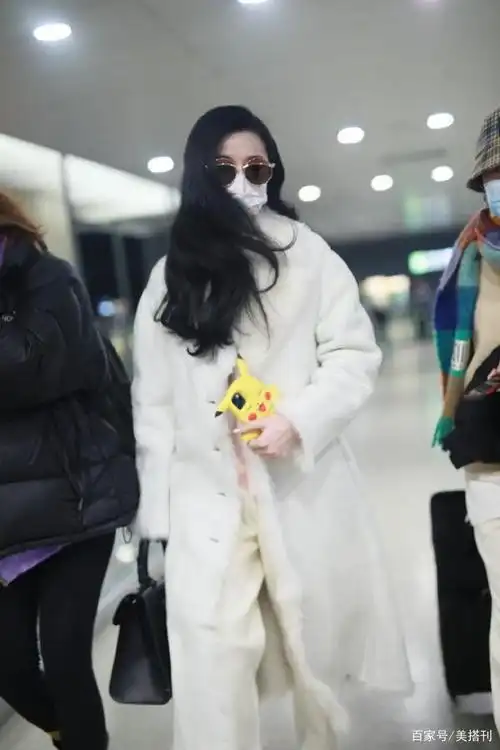 范冰冰穿白色毛绒大衣现身,皮草穿得贵气不俗气,39岁气质出众