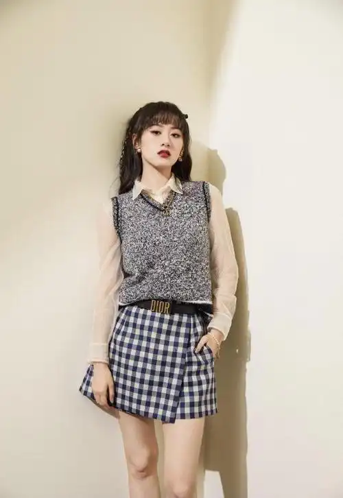 袁冰妍穿搭好亮眼黑色小香风外套贵气十足搭配小白鞋尽显青春